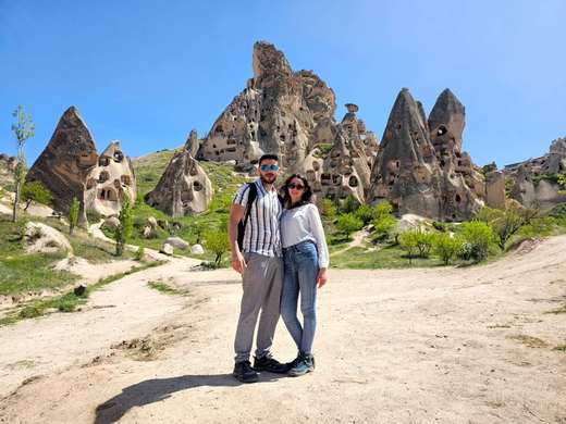 Couple parmi les habitations troglodytes de la vallée d'Uchisar, en Cappadoce, Turquie